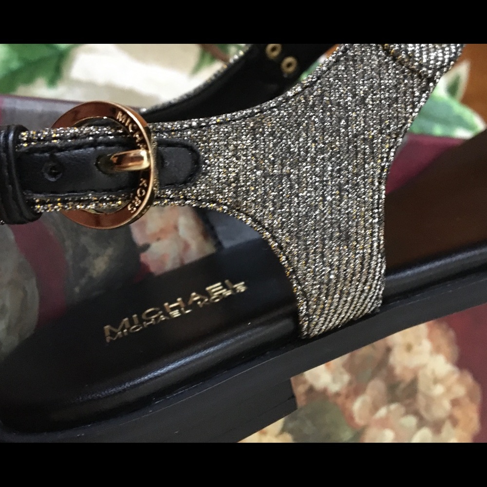 New Micheal Kors Plate Thong Sandals NWT 👠 - Picture 3 of 8